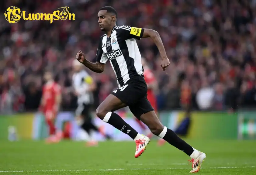 Newcastle bội thu sau thương vụ bán Isak