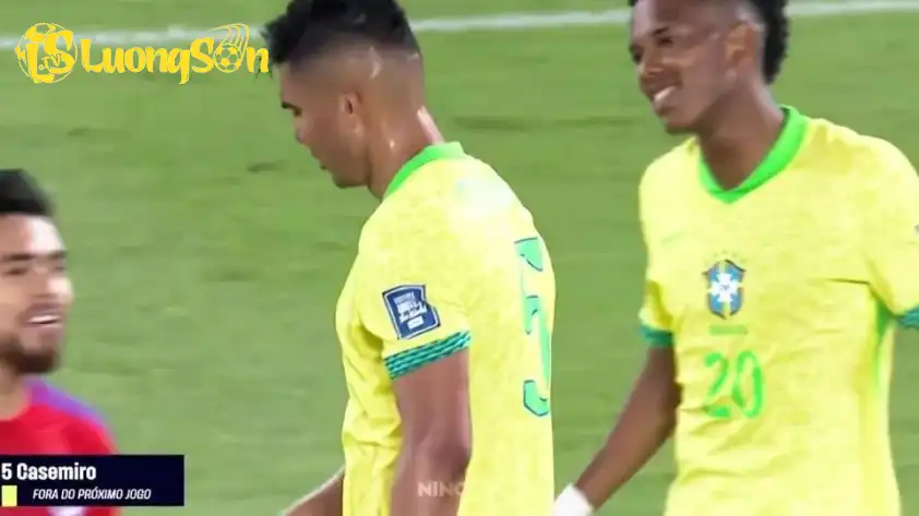 Casemiro 'chỉnh' đàn em rồi lạnh lùng rời đi, Estevao chỉ biết cười trừ. (Ảnh: Nền tảng X) Casemiro 'chỉnh' đàn em rồi lạnh lùng rời đi, Estevao chỉ biết cười trừ. (Ảnh: Nền tảng X)