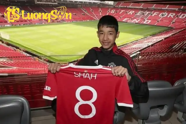 Tài năng trẻ và khoảnh khắc ra mắt MU. (Ảnh: Nền tảng X)