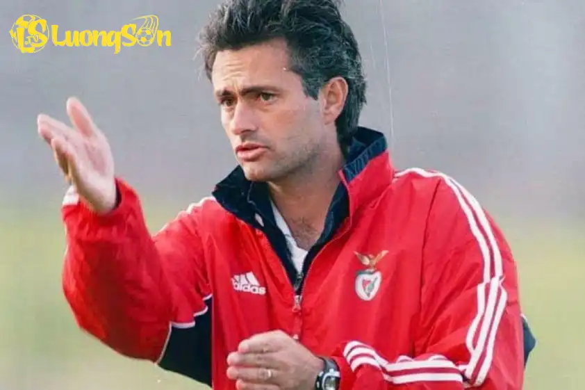 José Mourinho đang nổi lên như ứng viên hàng đầu thay thế Bruno Lage trên băng ghế huấn luyện Benfica (Ảnh: X).
