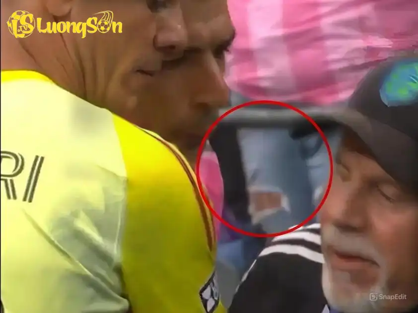 Hành vi không thể chấp nhận được của Luis Suarez (Ảnh: CMH)