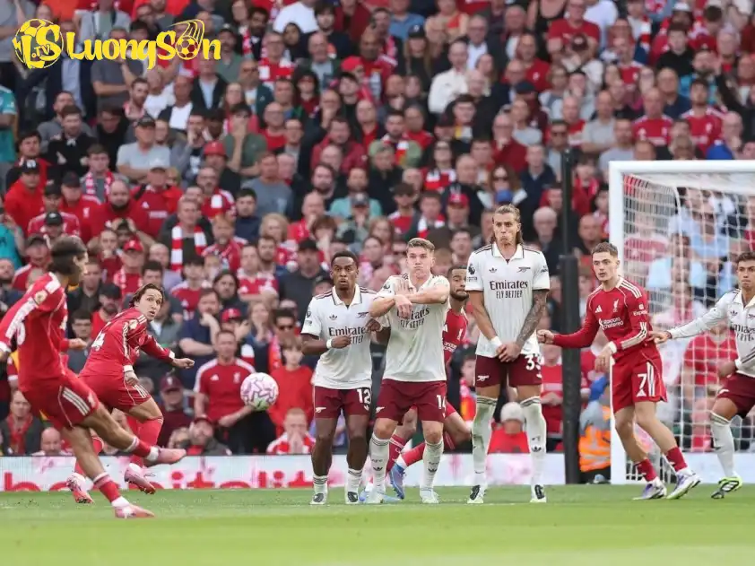 David Raya đã bất lực trước cú sút phạt đẳng cấp của Dominik Szoboszlai (Ảnh: GOAL) David Raya đã bất lực trước cú sút phạt đẳng cấp của Dominik Szoboszlai (Ảnh: GOAL)