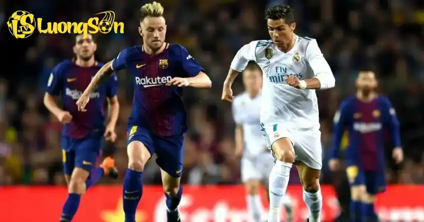 Rakitic và Ronaldo từng có quãng thời gian dài đối đầu nhau tại La Liga (Ảnh: Tribuna). Rakitic và Ronaldo từng có quãng thời gian dài đối đầu nhau tại La Liga