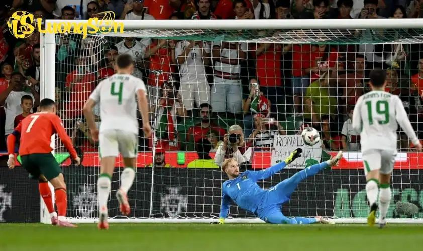 Ronaldo sút hỏng phạt đền trong trận thắng 1-0 của Bồ Đào Nha trước Ireland Ronaldo sút hỏng phạt đền trong trận thắng 1-0 của Bồ Đào Nha trước Ireland