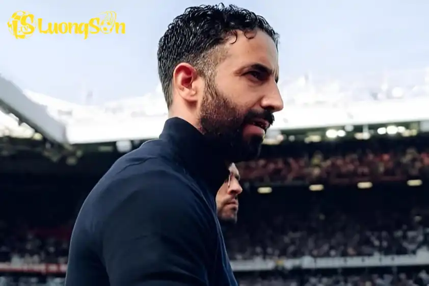 Ruben Amorim khuyên MU nên sử dụng bóng dài trong trước Liverpool. Ảnh: AFP Ruben Amorim khuyên MU nên sử dụng bóng dài trong trước Liverpool.