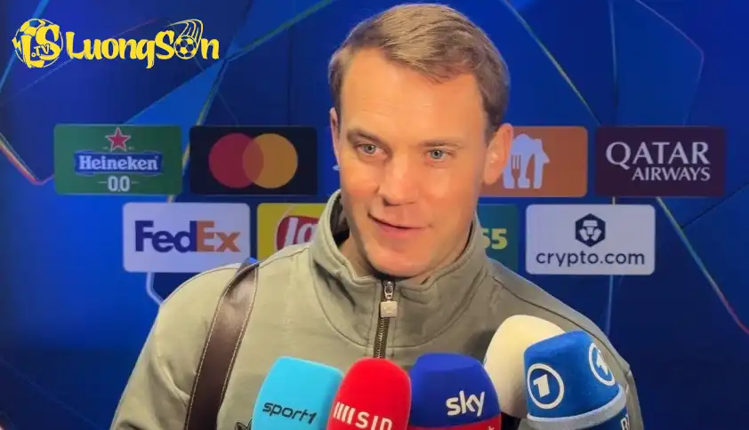 Neuer đáp trả phóng viên sau trận.