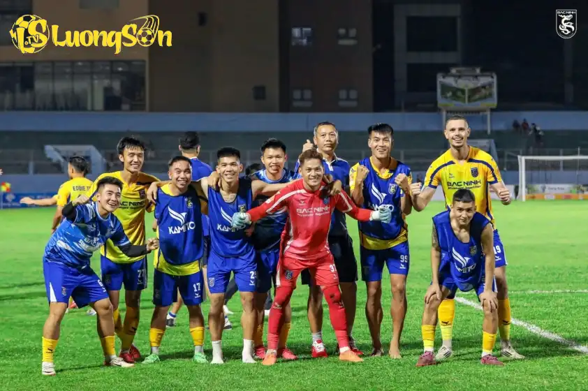 Đội bóng đất Kinh Bắc trở thành đội đầu tiên vào tứ kết Cúp QG