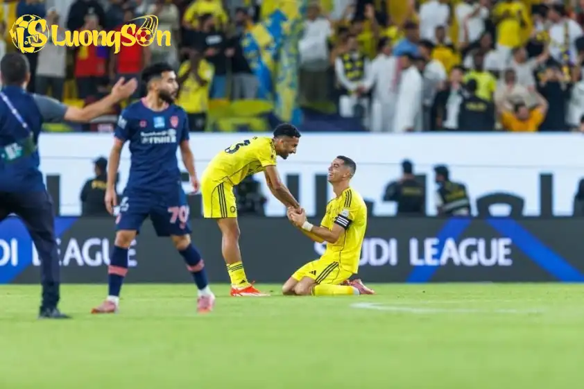 Ronaldo ghi bàn từ chấm phạt đền ở những phút cuối, ấn định chiến thắng 2-1 cho Al-Nassr trước Al-Feiha Ronaldo ghi bàn từ chấm phạt đền ở những phút cuối, ấn định chiến thắng 2-1 cho Al-Nassr trước Al-Feiha