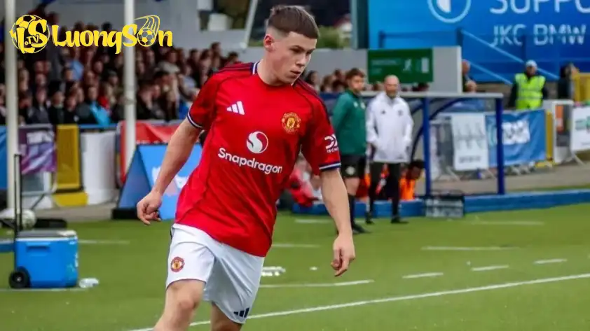 Kai Rooney sở hữu ngoại hình và lối chơi khá tương đồng với người bố huyền thoại của mình Kai Rooney sở hữu ngoại hình và lối chơi khá tương đồng với người bố huyền thoại của mình.