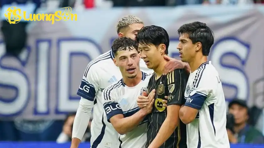 Son Heung-min cay đắng nhìn đội bóng của mình bị loại