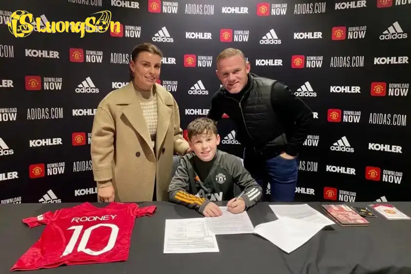 Kai Rooney gia nhập học viện bóng đá của Man United lúc 11 tuổi. Kai Rooney gia nhập học viện bóng đá của Man United lúc 11 tuổi.