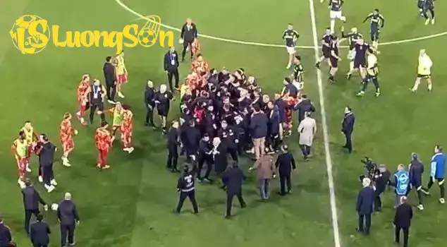 Cảnh tượng hỗn loạn khi hai đội lao vào nhau